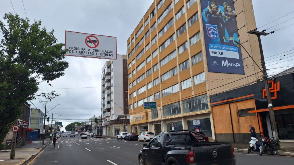 Placa que proíbe circulação de caminhões na Rua Balduíno Taques