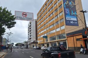 Placa que proíbe circulação de caminhões na Rua Balduíno Taques
