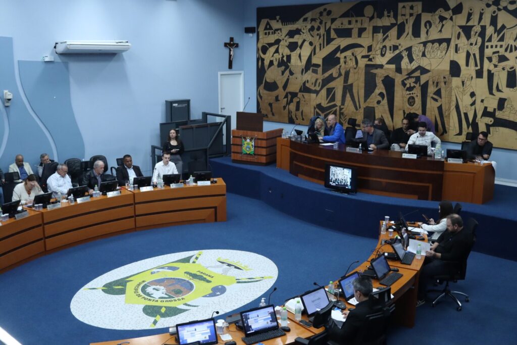 Plenário da Câmara de Ponta Grossa durante sessão