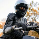 mulher pilotando moto econômica