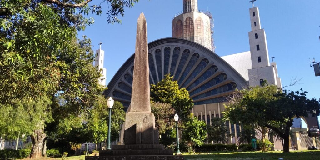 Praça Floriano Peixoto ilustra a previsão do tempo