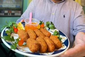 Foto de Bolinho de Aipim com Linguiça Blumenau do Açougue do Adi, servido no Boteco da Visconde, em Ponta Grossa
