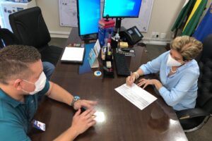 Prefeita Elizabeth Schmidt assina ordem de serviço para novas pavimentações