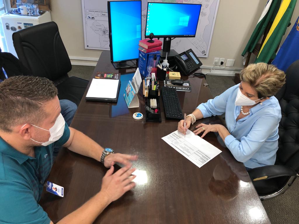 Prefeita Elizabeth Schmidt assina ordem de serviço para novas pavimentações
