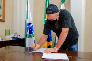 Foto: Prefeito de Tibagi, Artur Butina, assina documento em que autoriza início dos trâmites para realização de concurso público