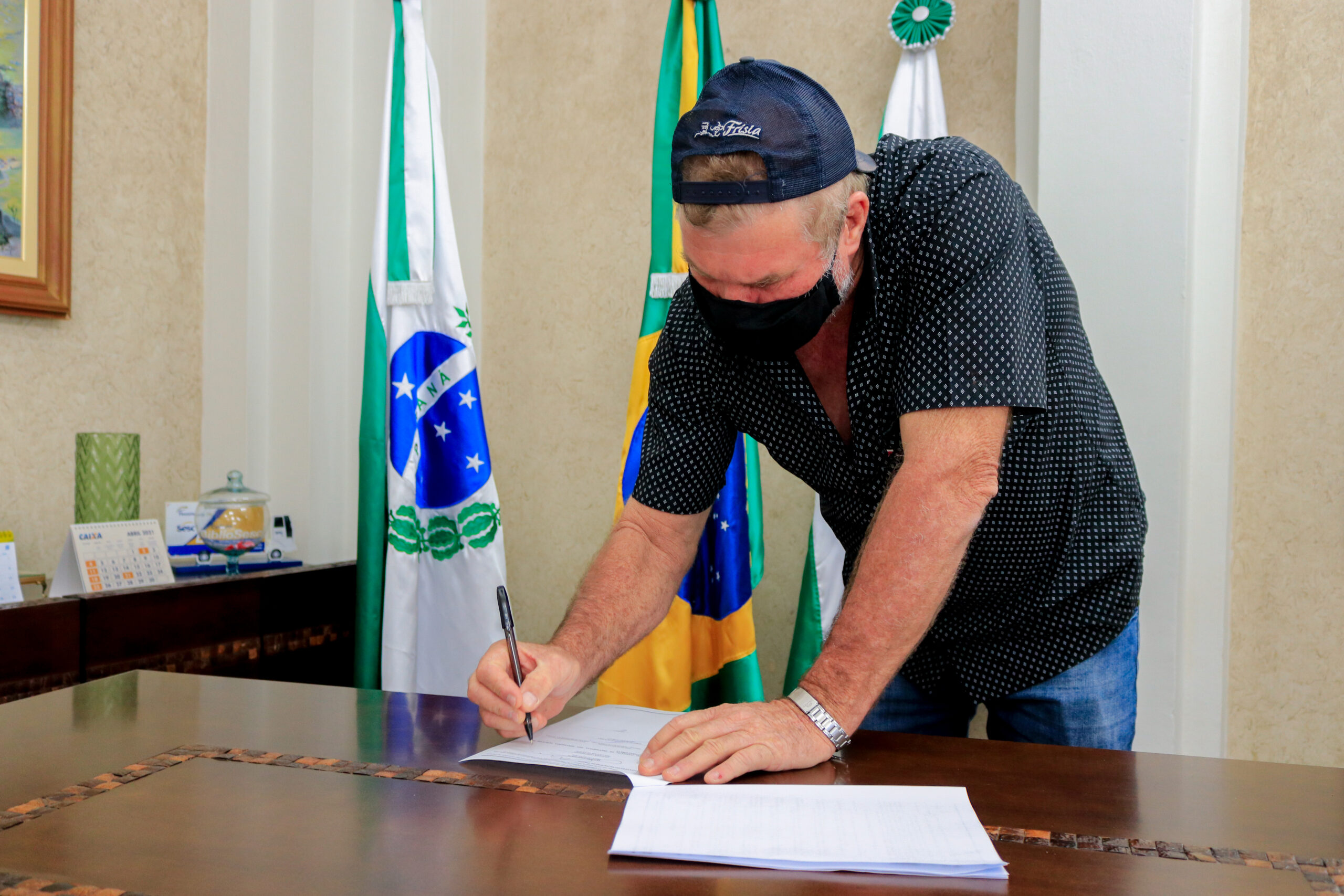 Foto: Prefeito de Tibagi, Artur Butina, assina documento em que autoriza início dos trâmites para realização de concurso público