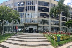 Foto da fachada da prefeitura de Ponta Grossa em um dia ensolarado