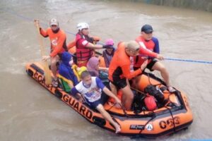 Várias pessoas foram retiradas após inundações na cidade de Cagayan De Oro, à passagem do tufão Rai. Guarda Costeira das Filipinas, via Reuters