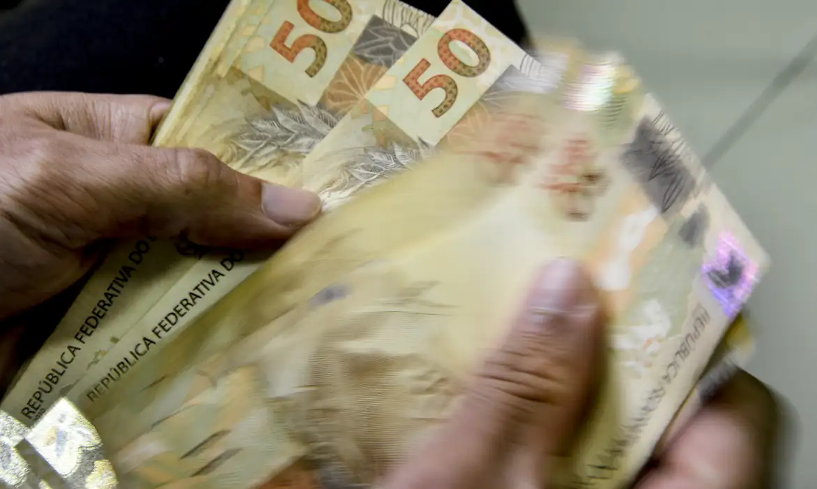 Salário extra injetará R$ 321,4 bilhões na economia