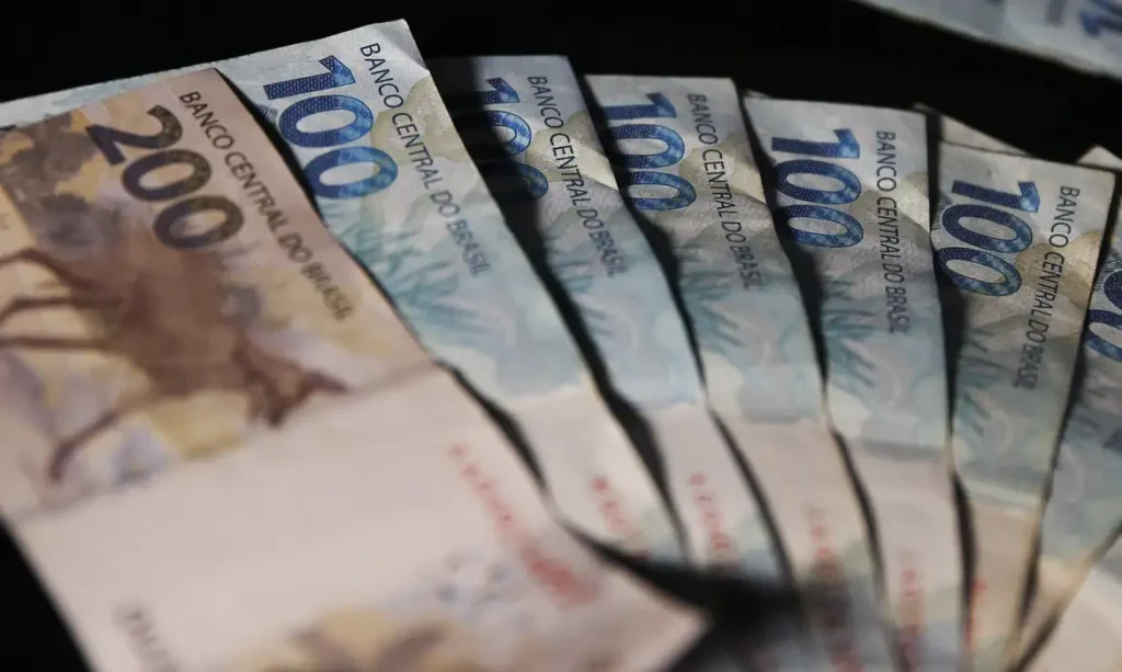 Foto de dinheiro em espécie ilustra restituição do IR em PG e região