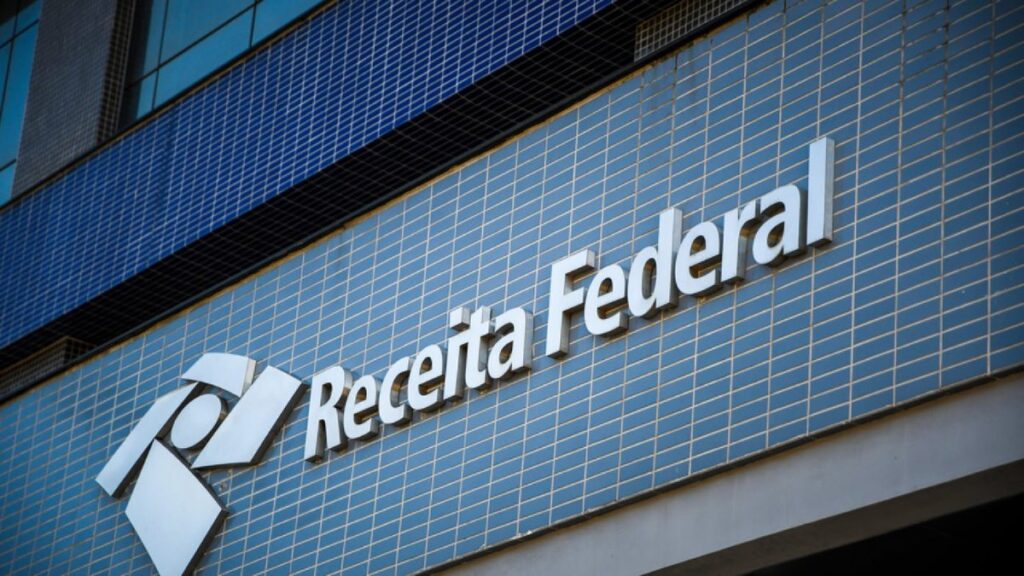 Fachada de edificação da Receita Federal.