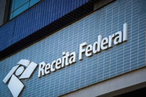 Fachada de edificação da Receita Federal.