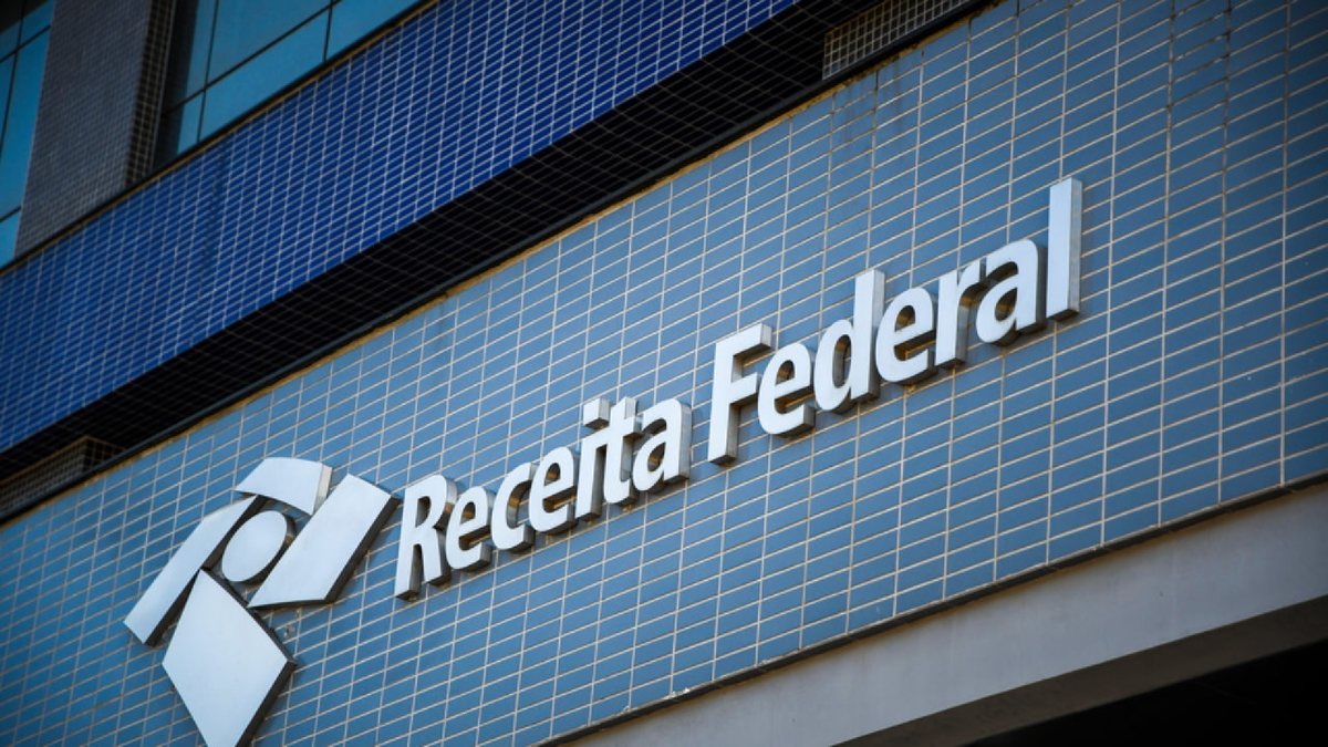 Fachada de edificação da Receita Federal.