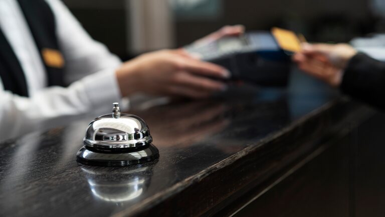 Foto ilustrativa de recepção de hotel