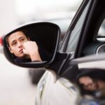 Homem dirigindo em estrada.