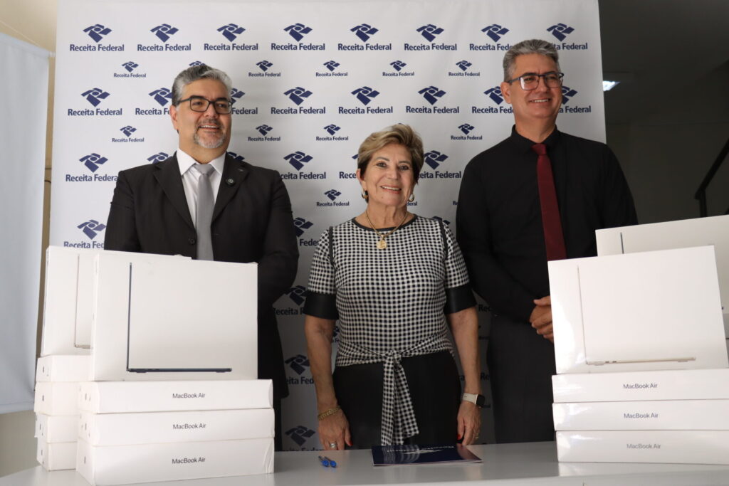 Delegado Remy Deiab Junior, prefeita Elizabeth e presidente da Câmara Julio Kuller