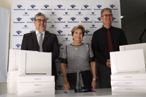 Delegado Remy Deiab Junior, prefeita Elizabeth e presidente da Câmara Julio Kuller