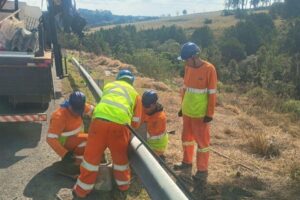 Equipe de conservação faz reparo em defensa metálica na BR-376
