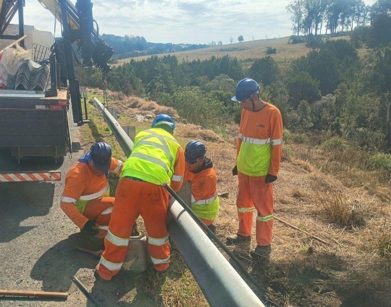 Equipe de conservação faz reparo em defensa metálica na BR-376