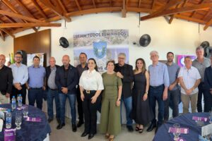 Prefeitos dos municípios dos Campos Gerais reunidos no registro oficial da reunião da AMCG em Ivaí