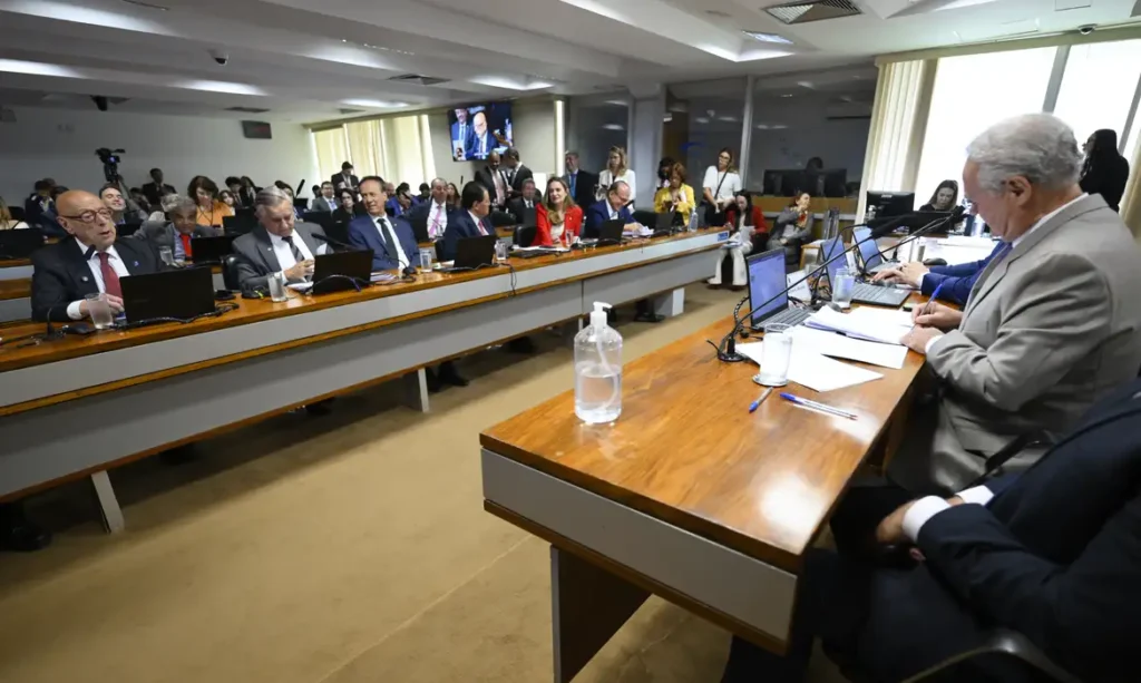 Comissão do Senado que aprovou isenção do Imposto de Renda para quem ganha até R$ 5 mil