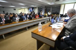 Comissão do Senado que aprovou isenção do Imposto de Renda para quem ganha até R$ 5 mil