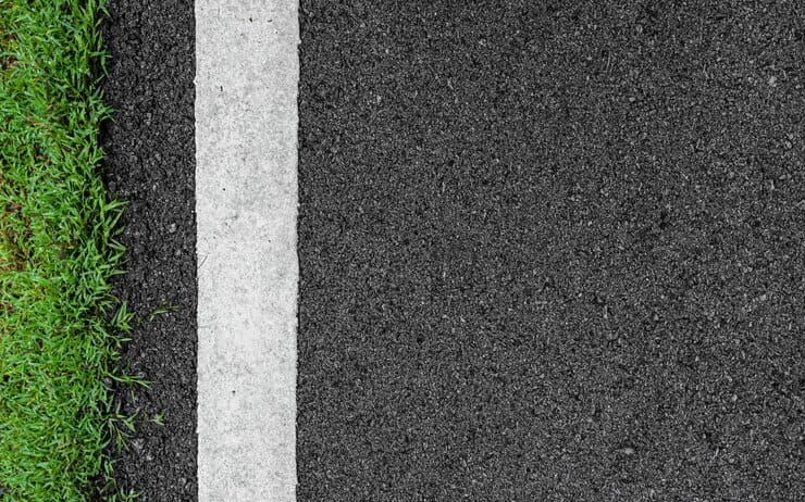 superficie-aspera-grunge-asfalto-preto-cinza-escuro-estrada-rua-e-grama-verde-textura-de-fundo_29332-1796