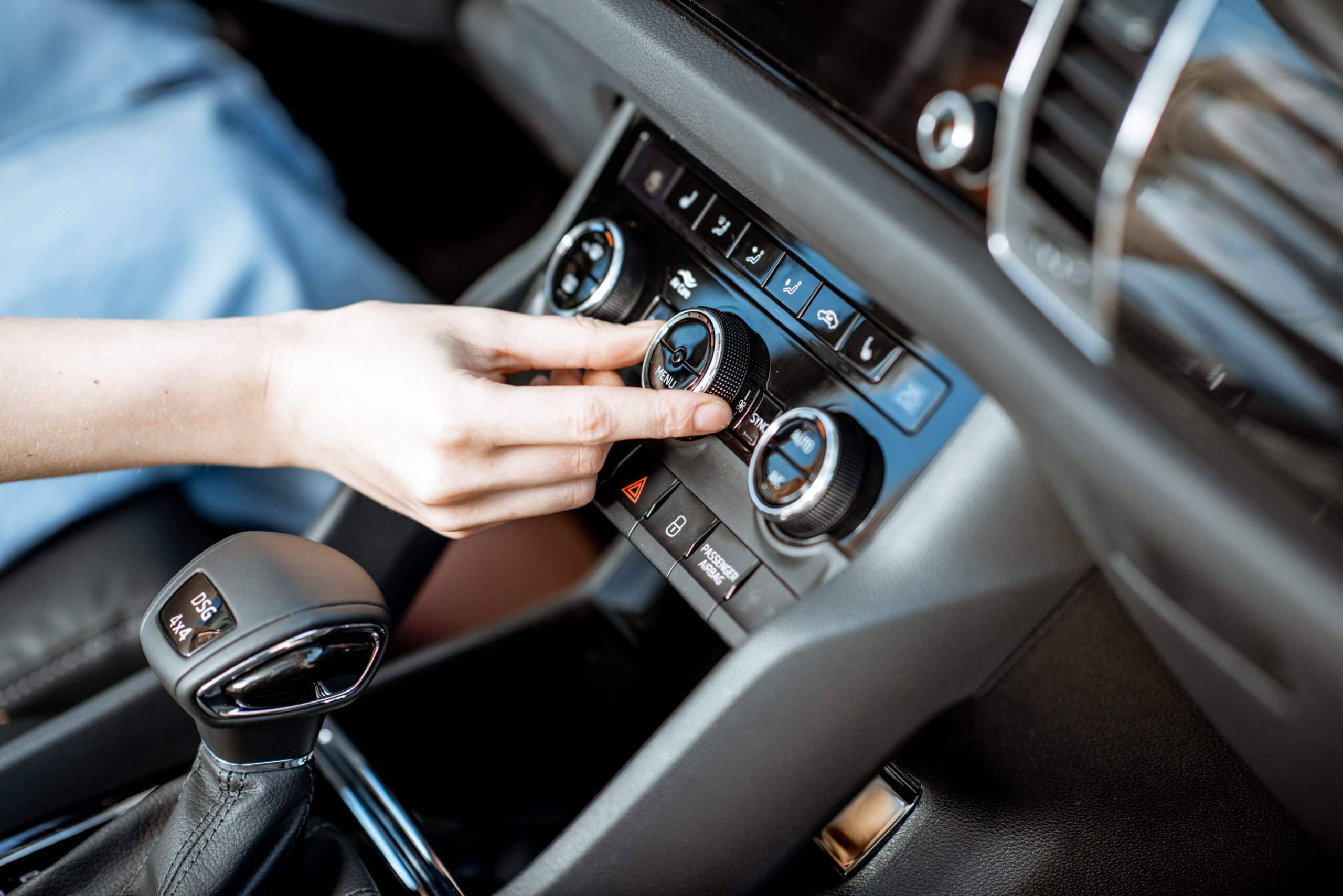 Motorista altera a temperatura do ar-condicionado no painel interno
