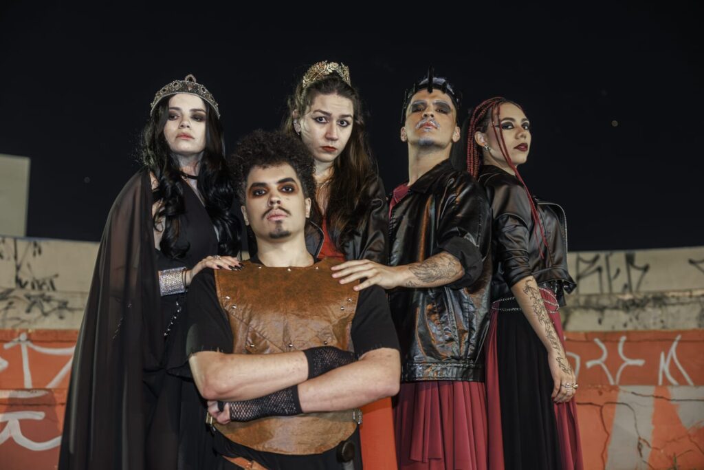 Atores do Grupo de Teatro Universitário da UEPG, com os trajes da peça Antígona