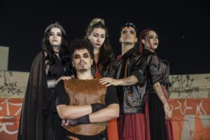 Atores do Grupo de Teatro Universitário da UEPG, com os trajes da peça Antígona
