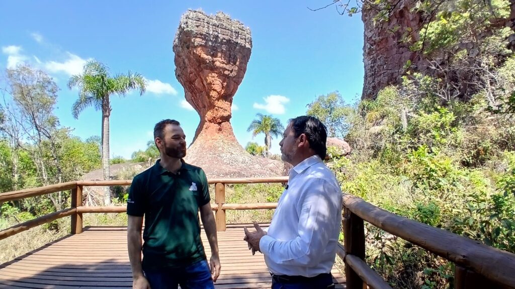 Apresentador do Terra de Riquezas, Nelson Canabarro, entrevistando o gestor Leandro Ribas em frente à Taça de Vila Velha