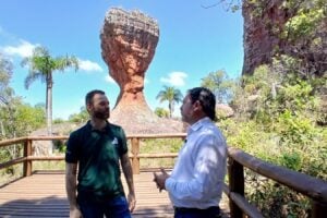 Apresentador do Terra de Riquezas, Nelson Canabarro, entrevistando o gestor Leandro Ribas em frente à Taça de Vila Velha