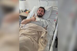 Thales Oleques, lateral do Operário, na cama do hospital