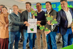 Mabel Canto, Moacyr Fadel, Guto Silva, Rildo Leonardi, Sandro Alex e Marcelo Rangel na foto oficial do anúncio de R$ 10 milhões em investimentos do Governo do Estado ao município de Tibagi