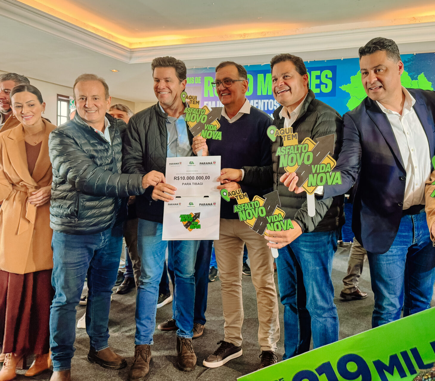 Mabel Canto, Moacyr Fadel, Guto Silva, Rildo Leonardi, Sandro Alex e Marcelo Rangel na foto oficial do anúncio de R$ 10 milhões em investimentos do Governo do Estado ao município de Tibagi
