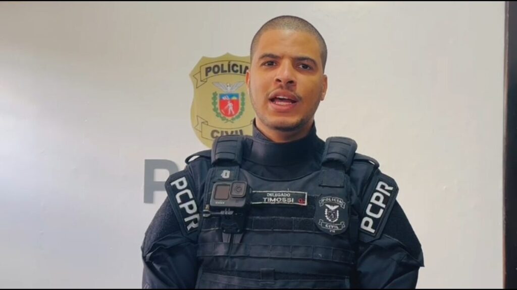 Delegado Timossi explicando, em vídeo, a investigação sobre o homicídio de Weslen, em via pública de Ponta Grossa