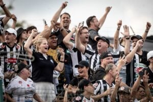 Torcida do Operário vibrando nas arquibancadas