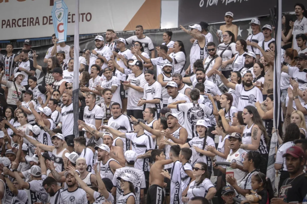 Torcida do Operário apoiando o time na arquibancada do Estádio Germano Krüger
