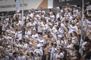 Torcida do Operário apoiando o time na arquibancada do Estádio Germano Krüger