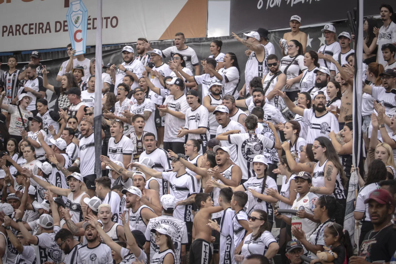 Torcida do Operário apoiando o time na arquibancada do Estádio Germano Krüger