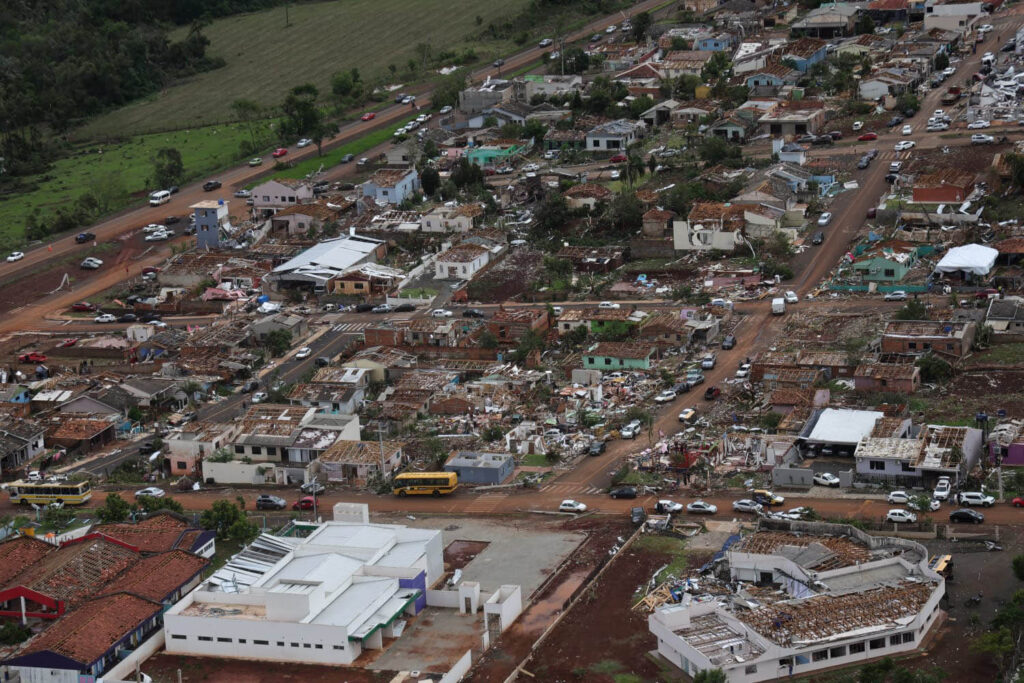 Vista aérea da destruição causada por tornado em Rio Bonito do Iguaçu no Paraná