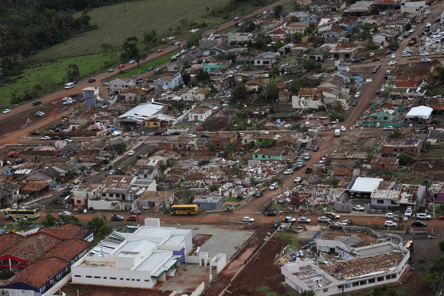 Vista aérea da destruição causada por tornado em Rio Bonito do Iguaçu no Paraná