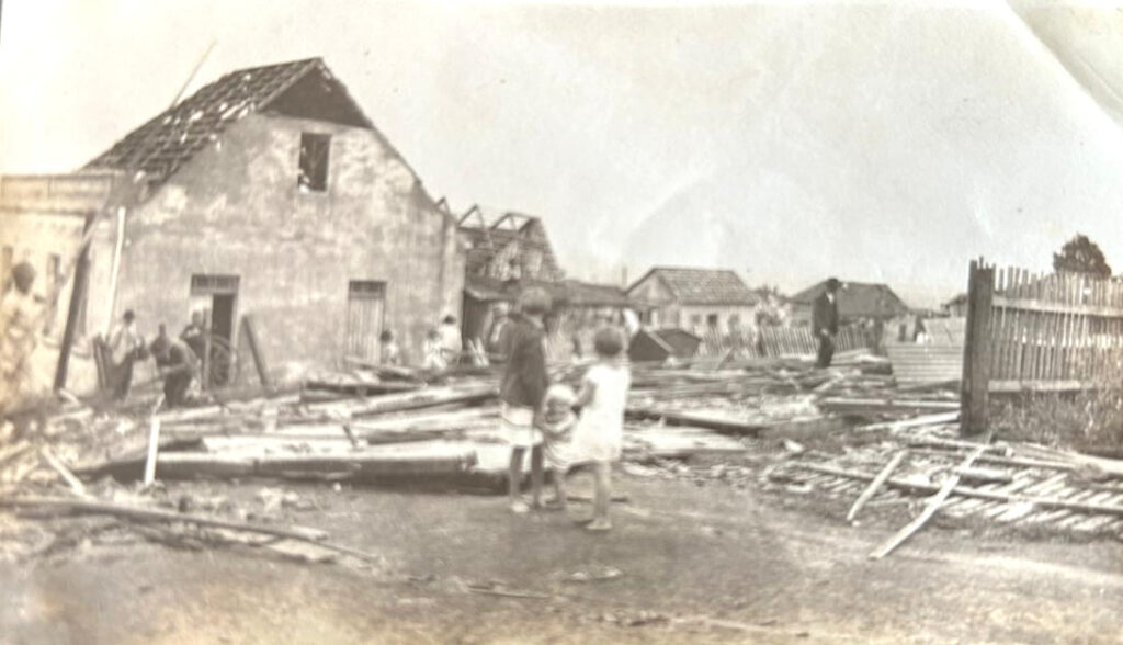 Registro de estragos deixados por tornado em Ponta Grossa (PR) em 1927