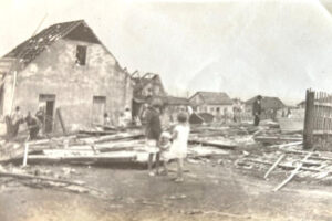 Registro de estragos deixados por tornado em Ponta Grossa (PR) em 1927