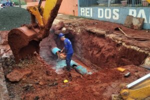 Foto de funcionário fazendo reparo em tubulação da Sanepar