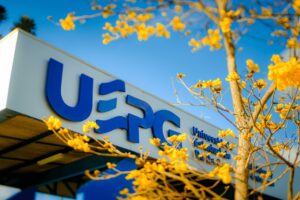 Foto de letreiro com a logo da UEPG