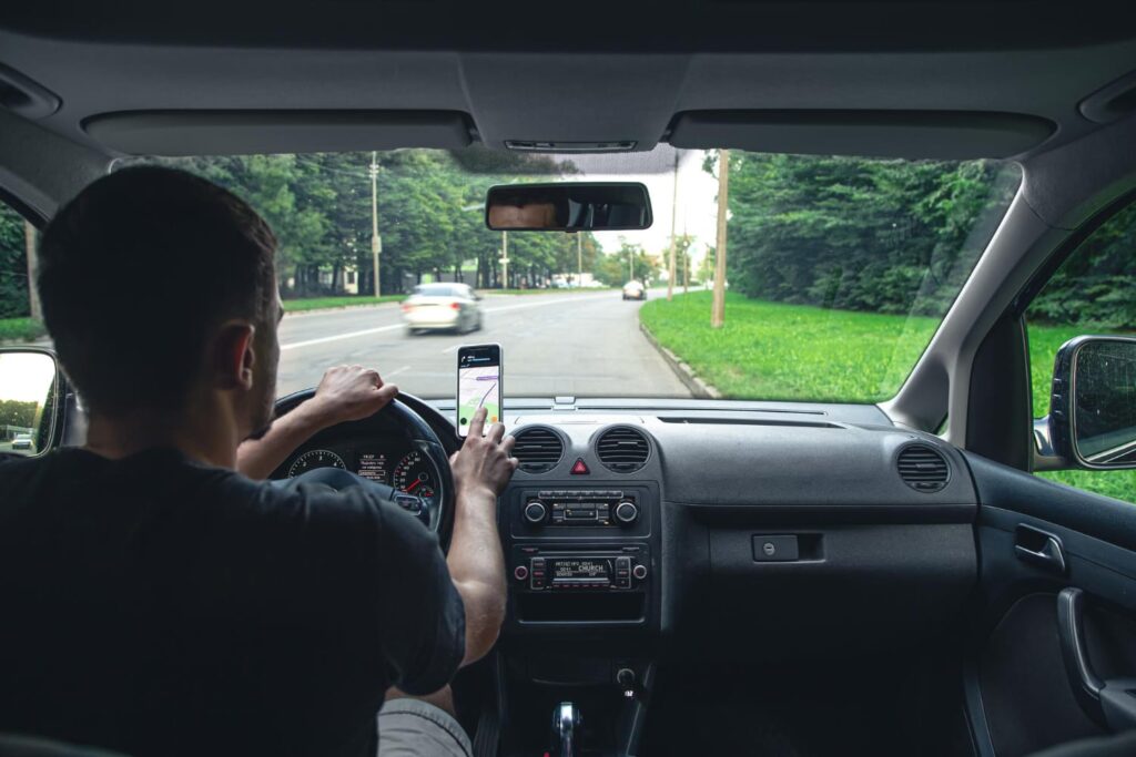 um-motorista-percorre-as-ruas-da-cidade-e-um-navegador