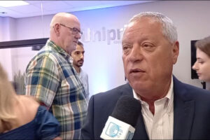 Foto de Álvaro Jabur sendo entrevistado pelo portal dcmais, na reinauguração de agência em Ponta Grossa