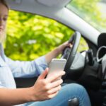 Uso de celular parado no semáforo