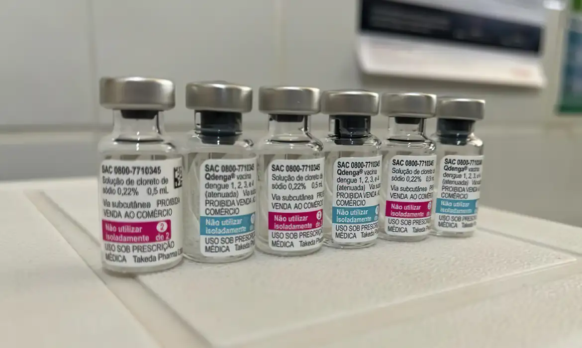 https://dcmais.com.br/wp-content/uploads/2025/12/vacina-dengue-0301-800x534_copy-1.jpg
